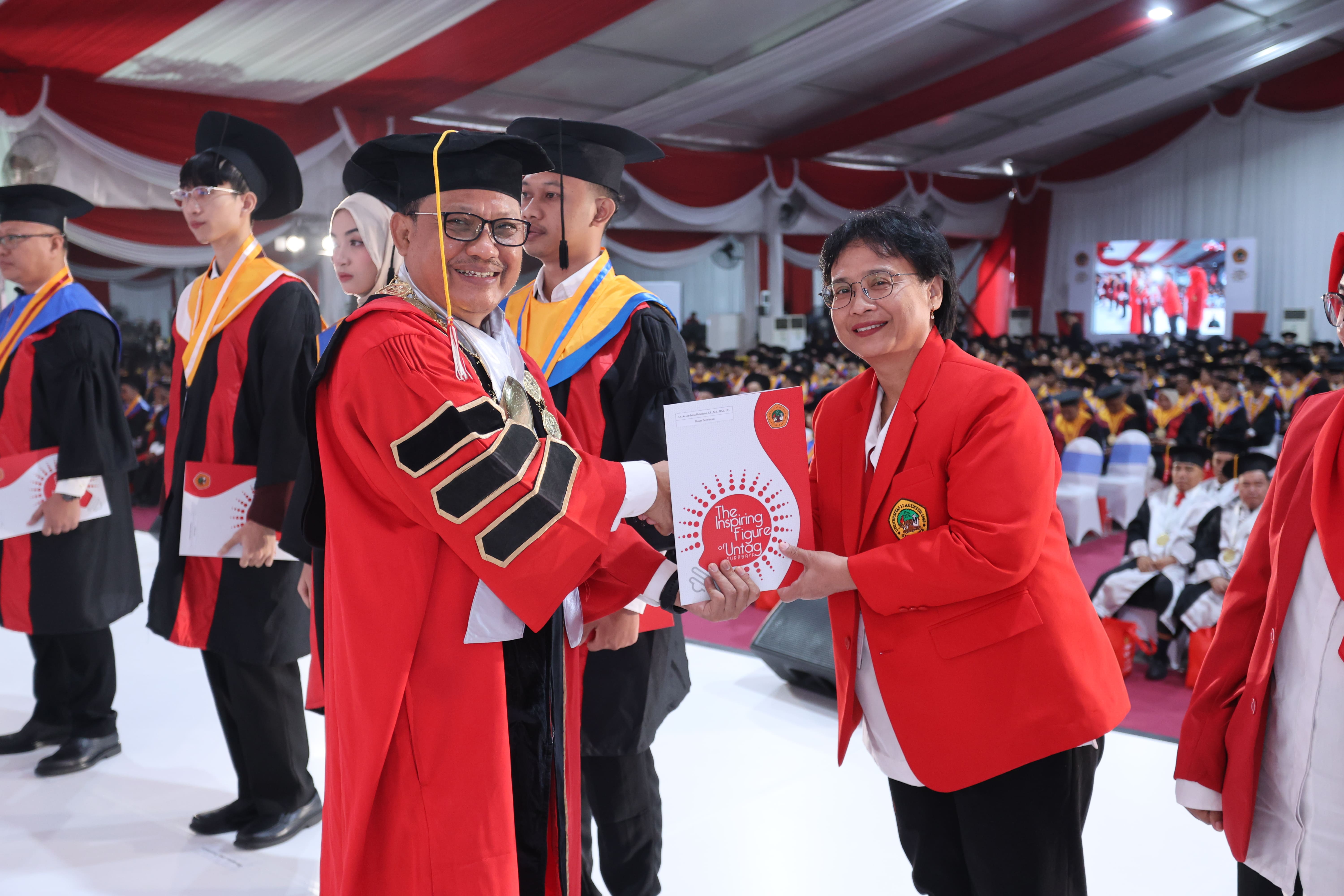 Wisuda UNTAG Surabaya ke-131: Dosen Magister Arsitektur Terima Penghargaan Dosen Berprestasi